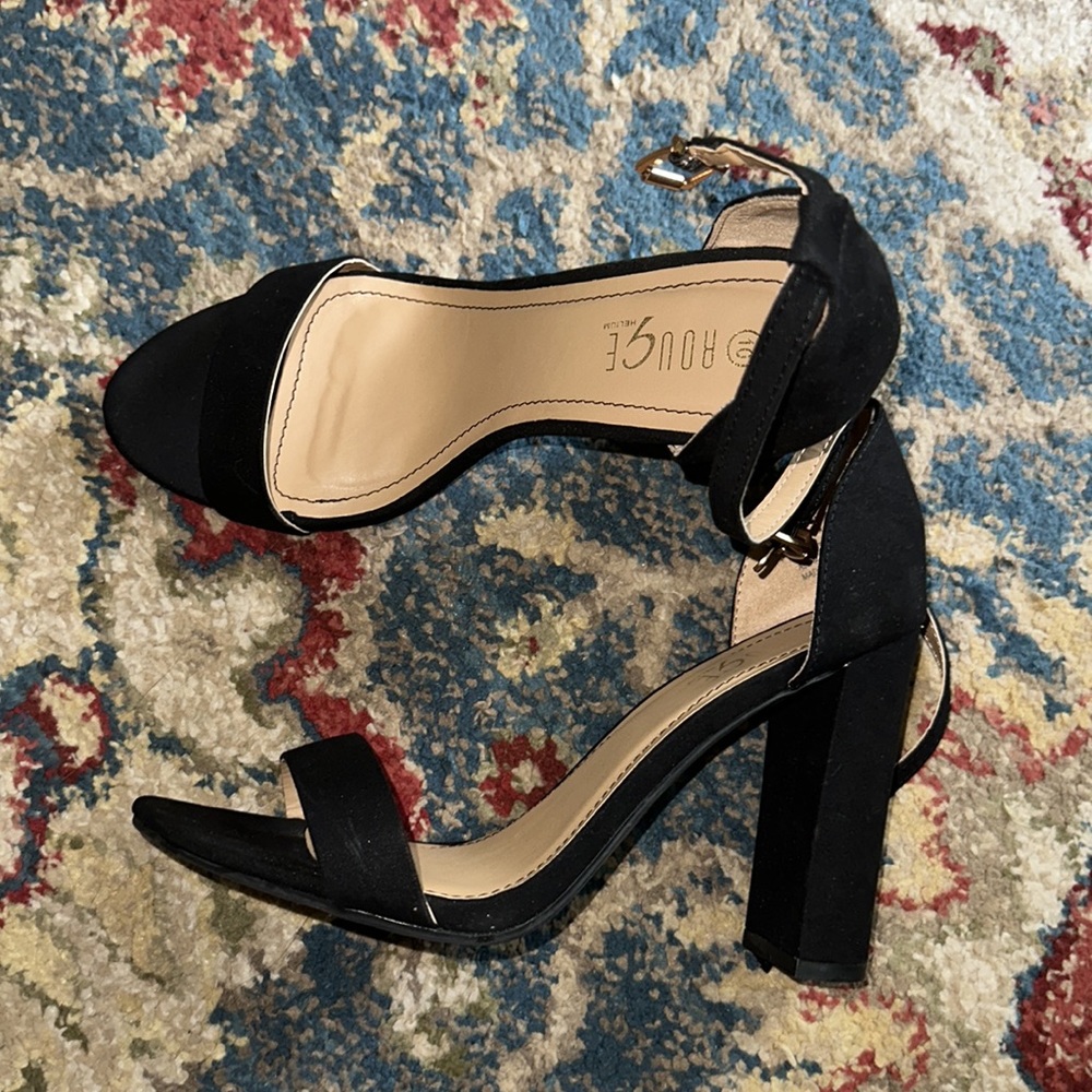 Black heels - Picture 3 of 4